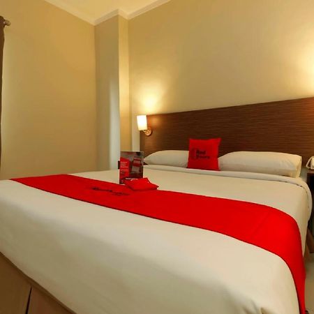 Hotel RedDoorz Plus near Pantai Losari Makasar Zewnętrze zdjęcie