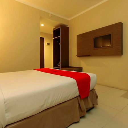 Hotel RedDoorz Plus near Pantai Losari Makasar Zewnętrze zdjęcie