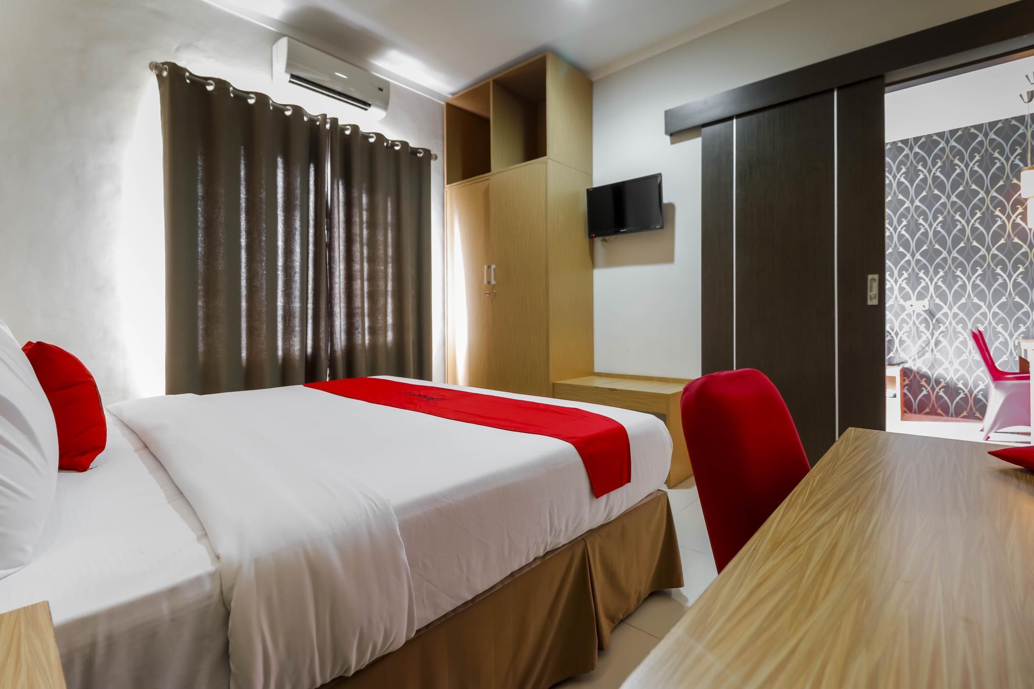 Hotel RedDoorz Plus near Pantai Losari Makasar Zewnętrze zdjęcie