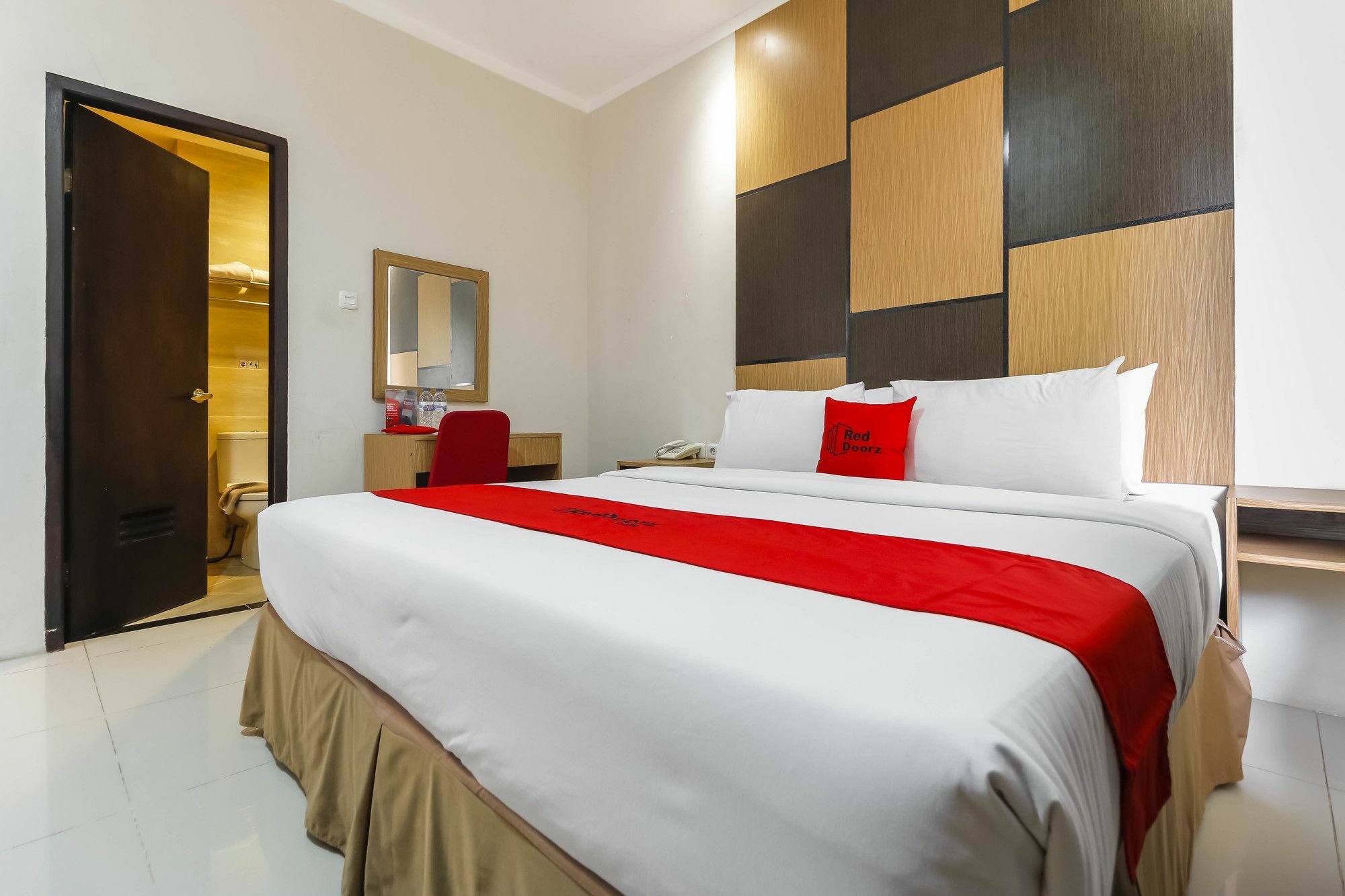 Hotel RedDoorz Plus near Pantai Losari Makasar Zewnętrze zdjęcie