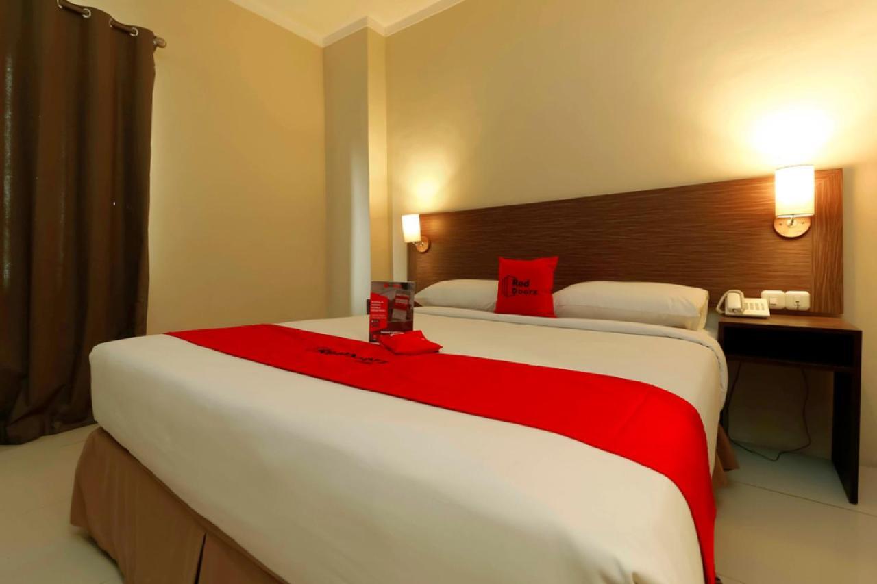 Hotel RedDoorz Plus near Pantai Losari Makasar Zewnętrze zdjęcie