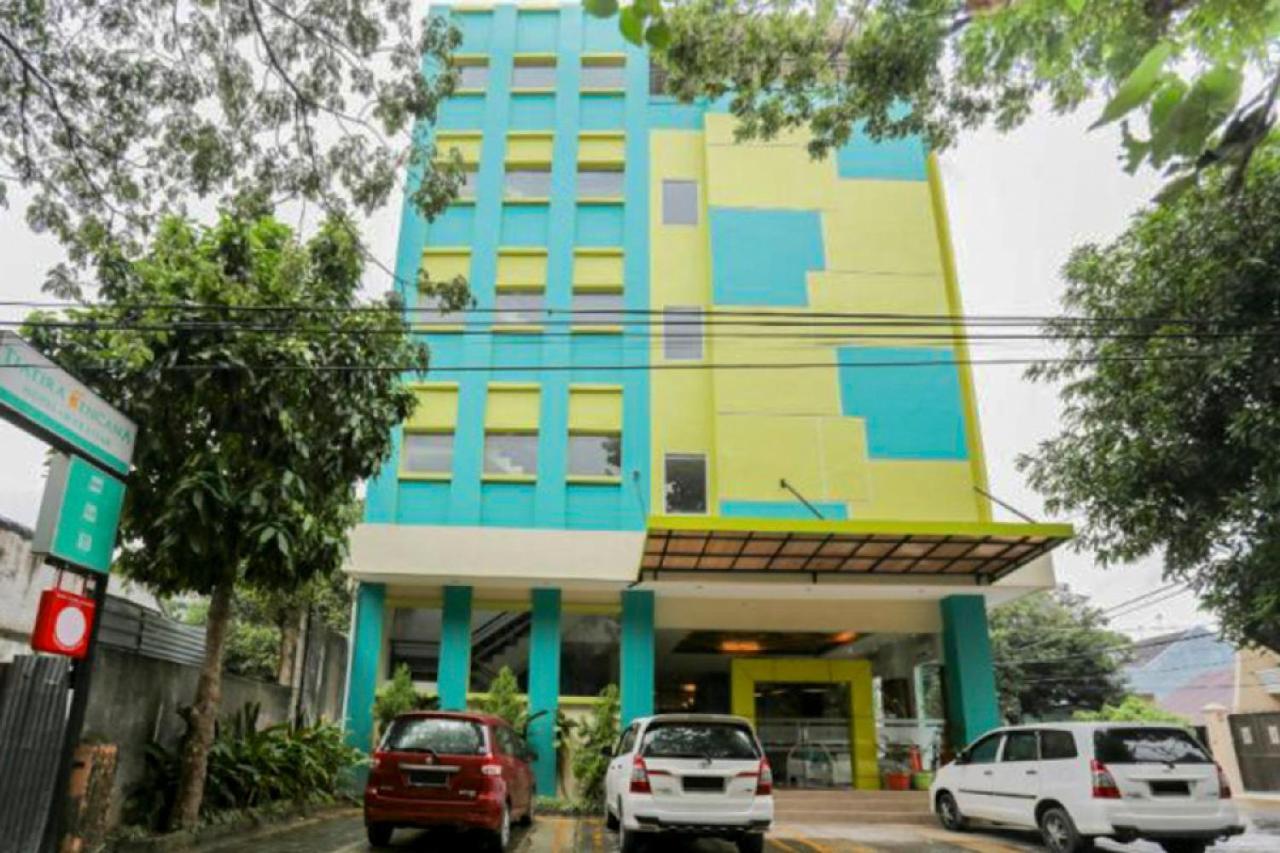 Hotel RedDoorz Plus near Pantai Losari Makasar Zewnętrze zdjęcie