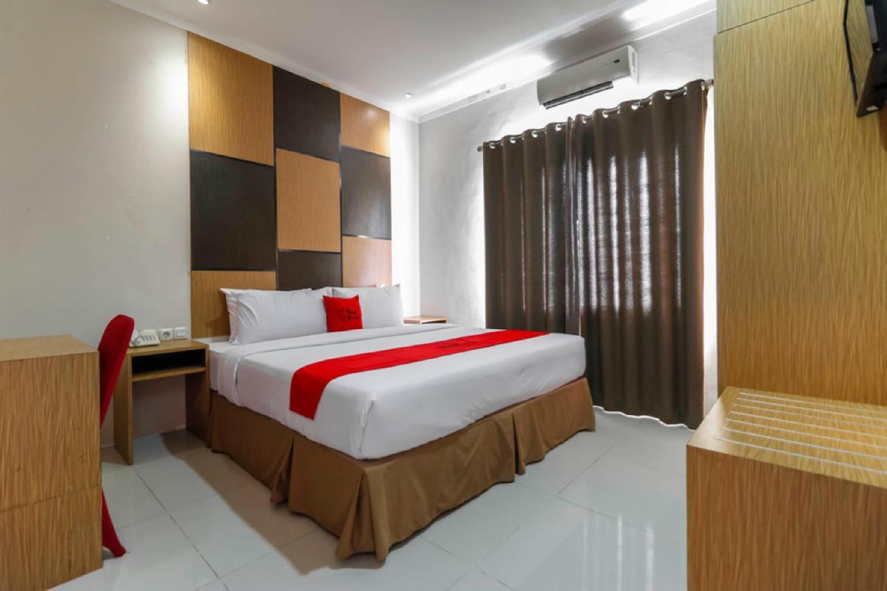 Hotel RedDoorz Plus near Pantai Losari Makasar Zewnętrze zdjęcie