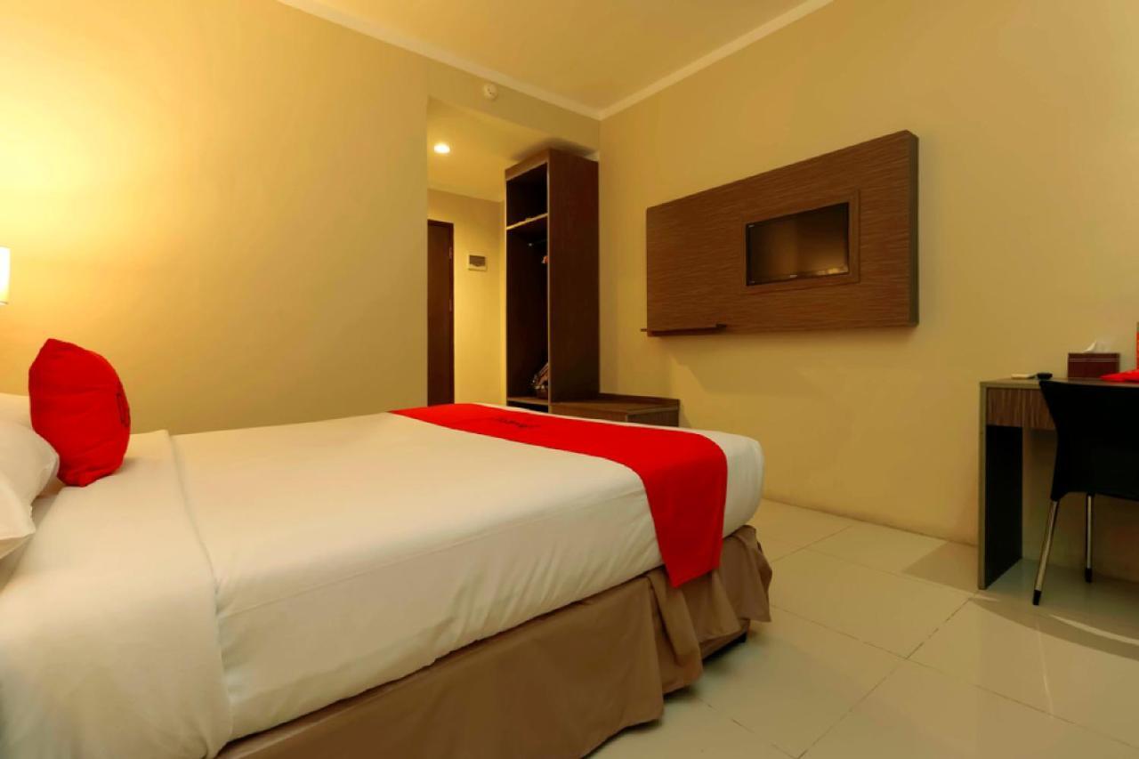 Hotel RedDoorz Plus near Pantai Losari Makasar Zewnętrze zdjęcie