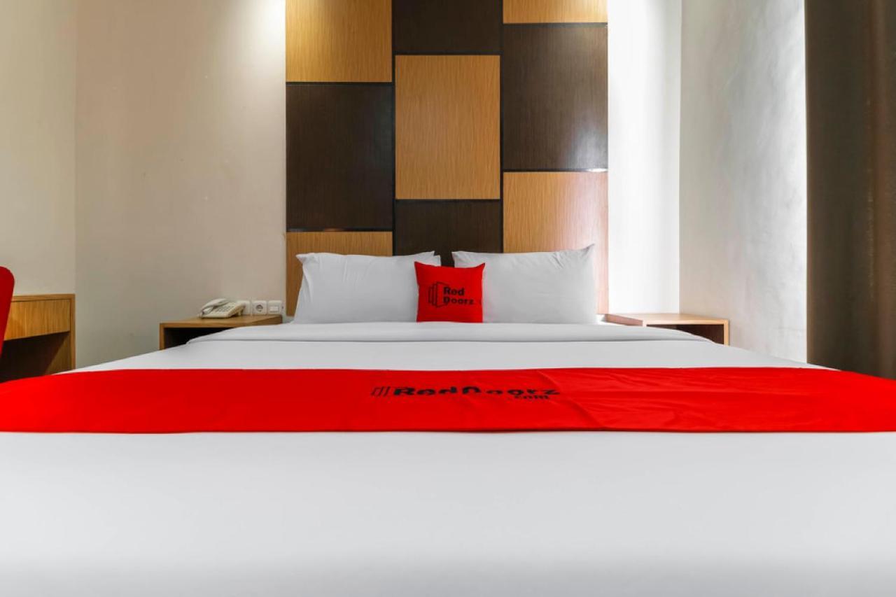 Hotel RedDoorz Plus near Pantai Losari Makasar Zewnętrze zdjęcie