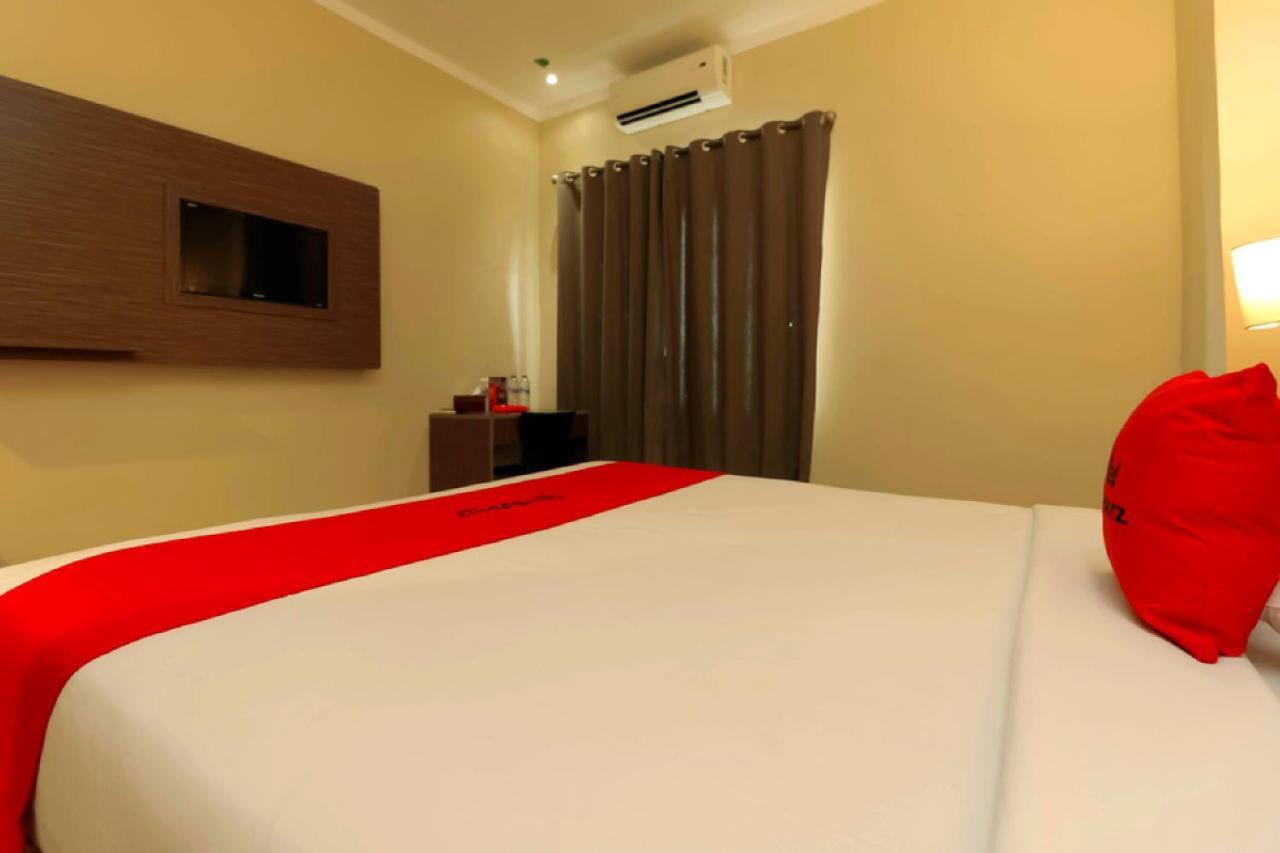 Hotel RedDoorz Plus near Pantai Losari Makasar Zewnętrze zdjęcie